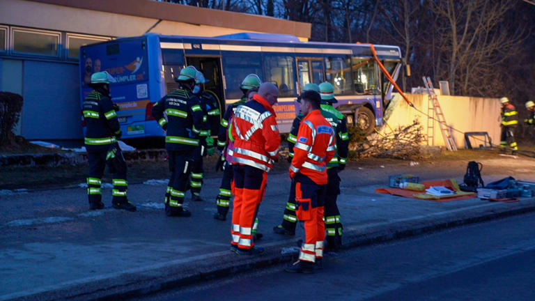 Im Münchener Stadtteil Trudering ereignete sich am Samstag (31.01.2026) ein schwerer Unfall eines Linienbusses mit tragischem Ausgang: ein 13-jähriges Mädchen musste ihr Leben lassen. Fünf weitere Kinder wurden laut dem Bayerischen Rundfunks verletzt.Aus ungeklärter Ursache war der Bus von der Straße abgekommen und krachte anschließend in ein Gebäude. Rettungskräfte und Polizeibeamten befinden sich mit einem Großaufgebot an der Unfallstelle. Nach derzeitigen Informationen der Polizei vor Ort, wurden insgesamt sechs Personen verletzt, davon zwei Personen leicht. Der Fahrer des Busses zählt zu den restlichen vier Schwerverletzten. Zur psychologischen Betreuung der restlichen Fahrgäste wurde ein Kriseninterventionsteam hinzuzgerufen. Die Polizei ermittelt, ob ein gesundheitliches Problem bei dem Busfahrer eine Rolle gespielt habe. Foto: NEWS5 / Malte Tiedemann Weitere Informationen... https://www.news5.de/news/news/read/40591