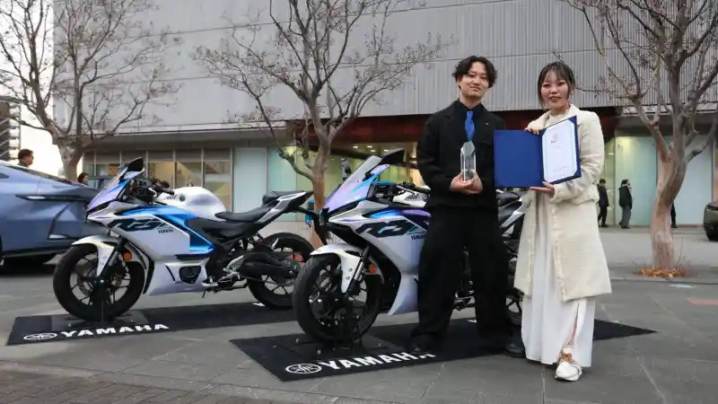 Dua Warna Motor Yamaha yang Paling Menarik di Dunia Dua Warna Motor Yamaha yang Paling Menarik di Dunia