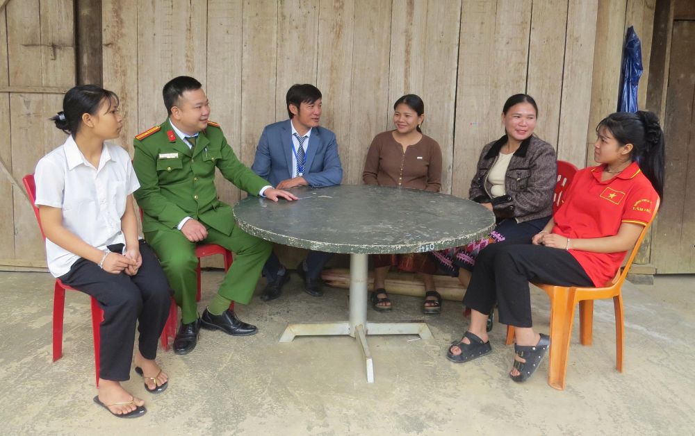 Công an xã đồng hành giữ bước chân học sinh vùng cao đến lớp