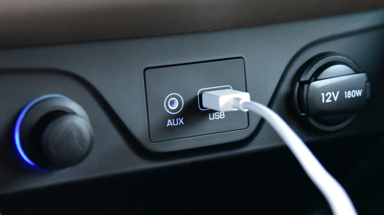 4 devices compatible with your car's USB port that you need to know about