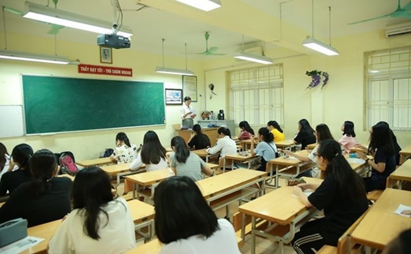 Hiệu trưởng bị khiển trách có được bổ nhiệm lại khi sắp xếp lại trường học?