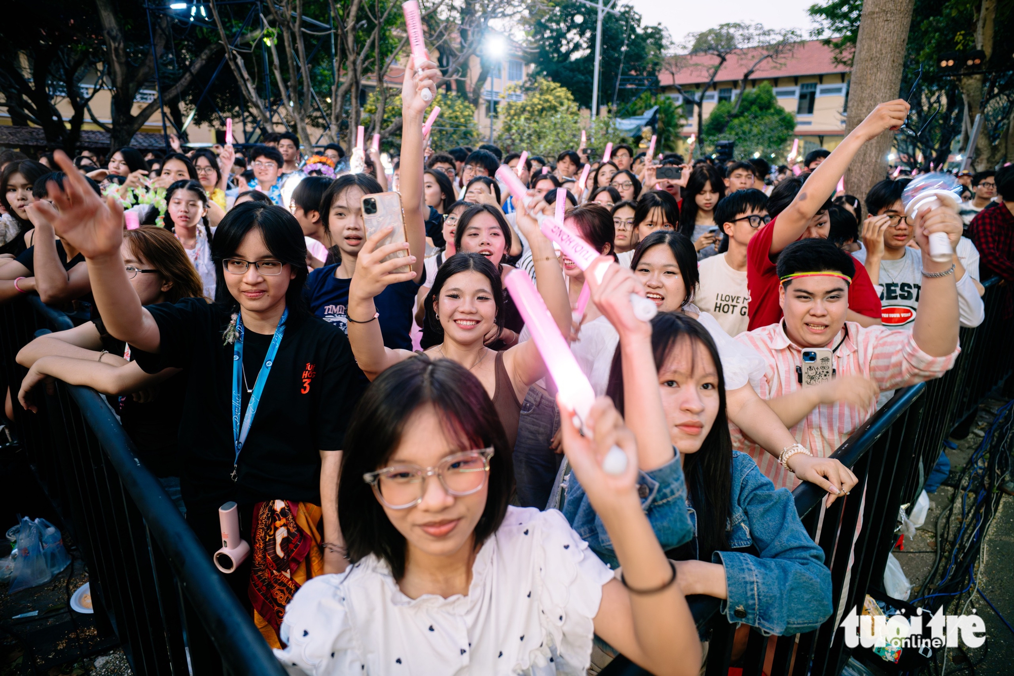 Học sinh tổ chức đêm nhạc Tuổi Hồng Minh Khai quy tụ nhiều sao trẻ