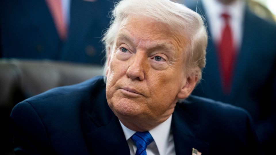 Trump jokes about suing his Federal Reserve nominee Warsh at elite Washington dinner<br><br>