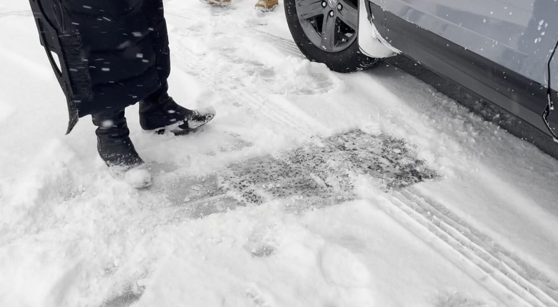 Snow blankets Washington roads as officials urge residents to stay home