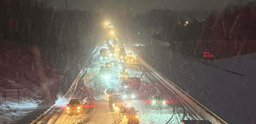 NC crash in snow traps 100 vehicles on I-85 in Cabarrus County near Kannapolis; 30 tractor-trailers among vehicles<br>