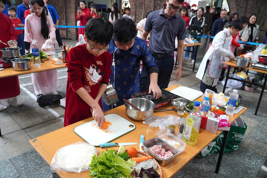 Học sinh trải nghiệm nấu mâm cỗ Tết: Hướng đến giáo dục giá trị sống