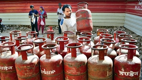 Commercial LPG cylinder price hikes by ₹49 ahead of Budget 2026 ...