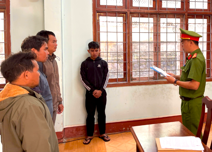 Bị khởi tố về tội Giết người vì đi xe máy đánh võng rồi tông vào cảnh sát