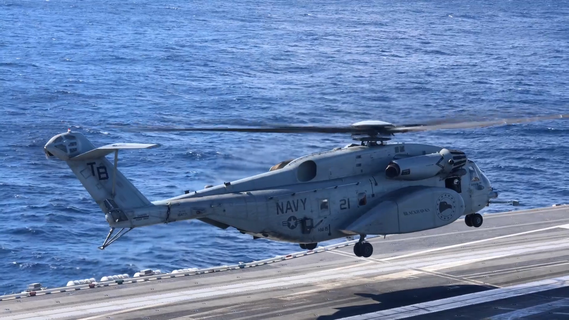 Helicópteros MH-53E da Marinha realizam operações de voo no mar