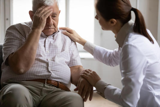 Parkinson: el primer síntoma que una persona nota cuando empieza la enfermedad