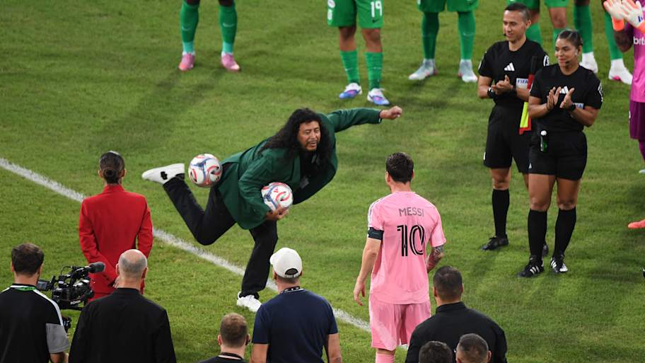 Lionel Messi crea un momento mágico con la leyenda del fútbol antes de la victoria ante el Inter Miami