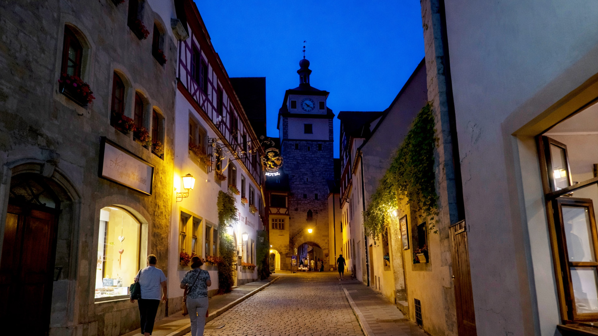 Menjelajahi Rothenburg ob der Tauber di malam hari yang hangat (4K)