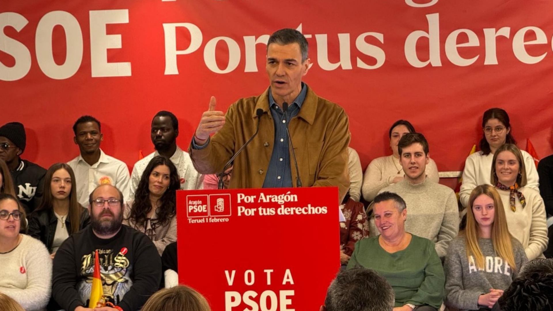 Pedro Sánchez recibe insultos a la entrada de su mitin en Teruel