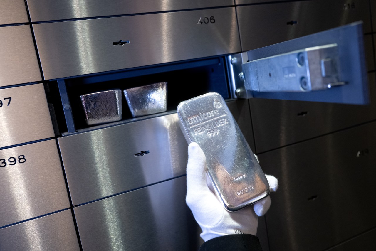 The silver market is messed up. These buyers are feeling the pain.<br><br>