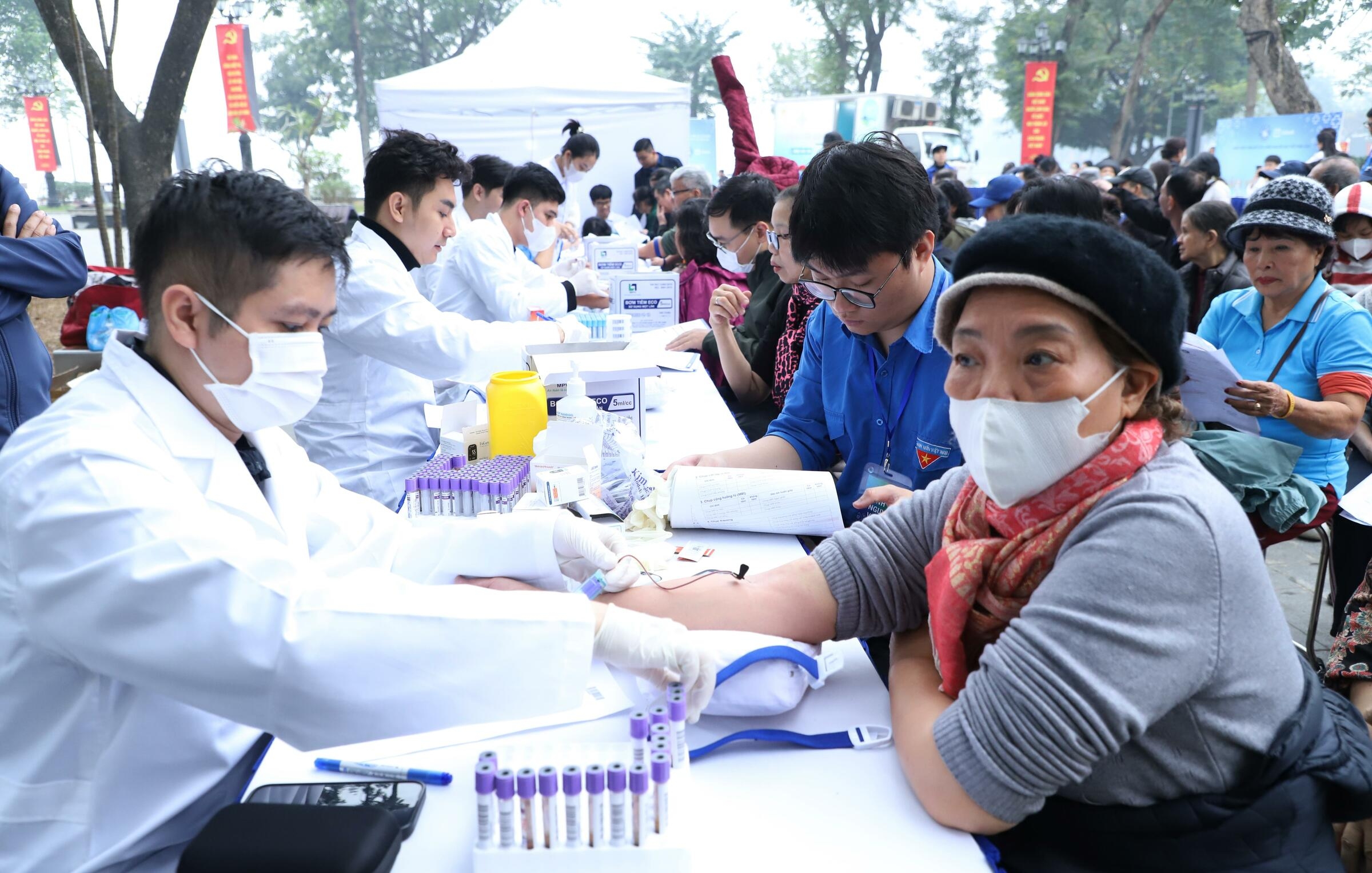 Hơn 1.000 người già được khám sức khỏe miễn phí cận Tết