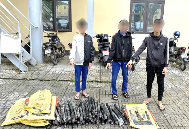 Ba thiếu niên 14-17 tuổi trộm cáp điện ngầm gần 240 triệu đồng