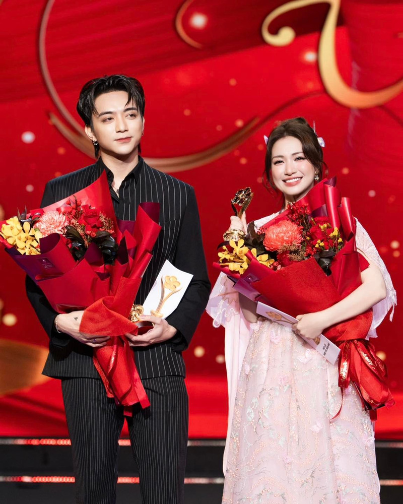 Sân khấu trao giải và câu chuyện spotlight từ vụ Trấn Thành, Hòa Minzy