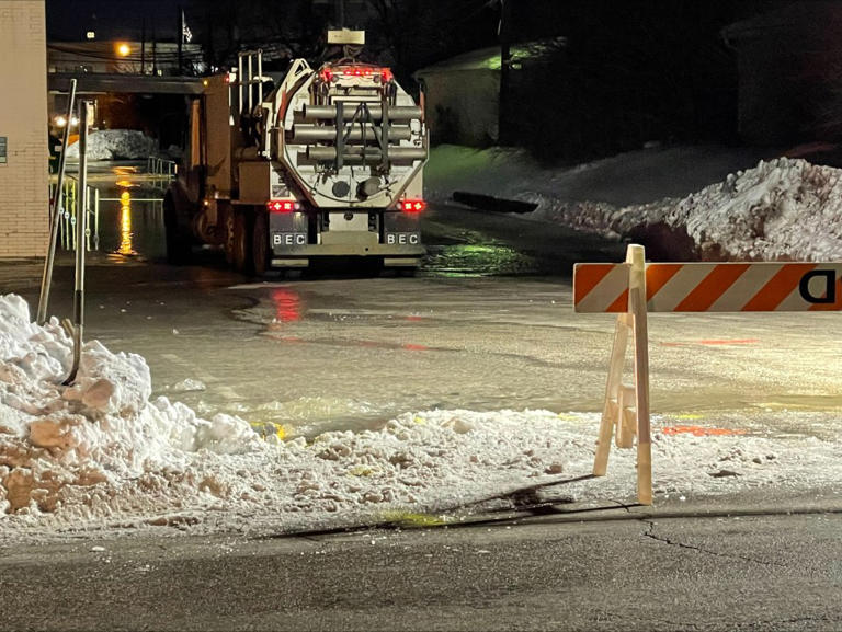 Water main breaks flood Speedway shopping center; boil advisory issued