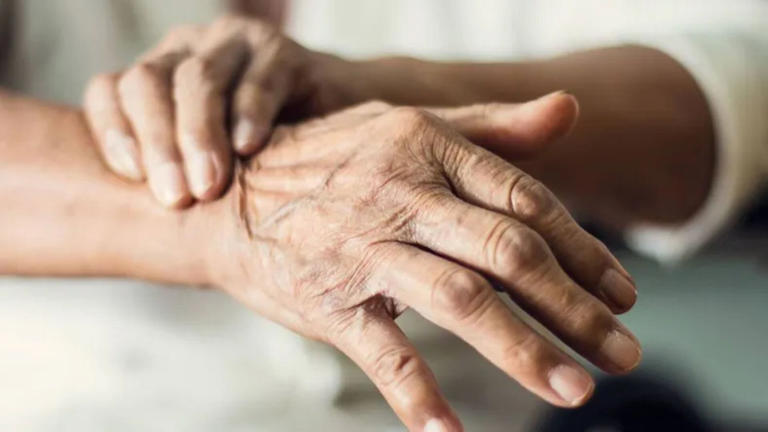 Parkinson: el primer síntoma que una persona nota cuando empieza la enfermedad