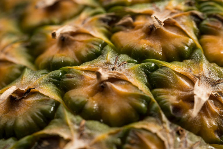 Gracias a su contenido de vitamina C, el agua de cáscara de piña ayuda a fortalecer el sistema inmunológico. Foto: Freepik