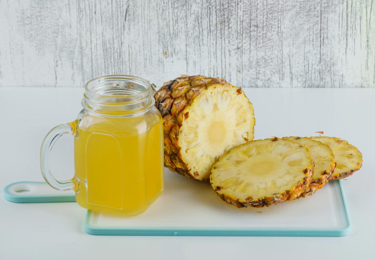El consumo de agua de piña puede integrarse a una dieta ligera por su bajo aporte calórico. Foto: Freepik