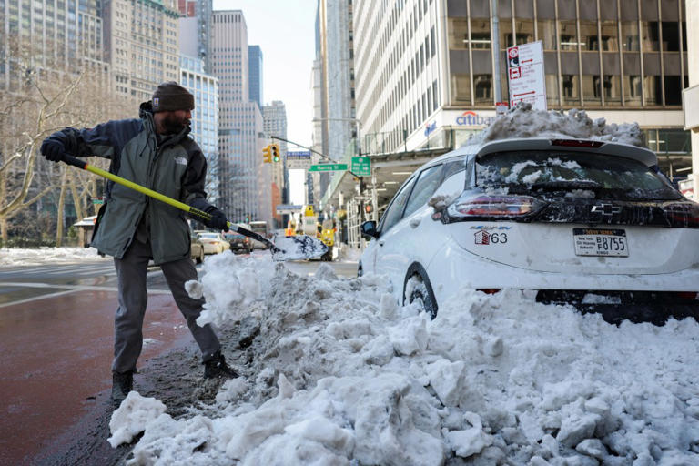 Debra Messing slams Mamdani for dangerous NYC gridlock mess after snow ...