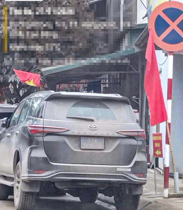 Vụ xe biển xanh đỗ ngay dưới biển cấm: Vì sao không xử phạt lỗi biển số xe bị bùn đất che lấp?