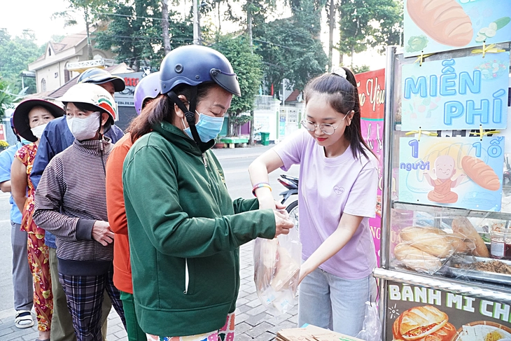 Bánh mì 0 đồng và cô giáo lớp tình thương