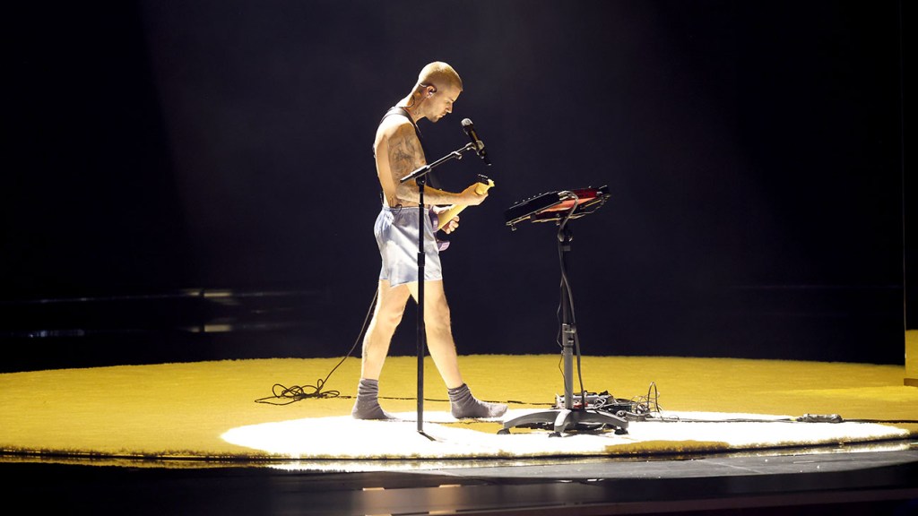 justin-bieber-returns-to-the-grammys-in-only-shorts-and-socks-for-raw
