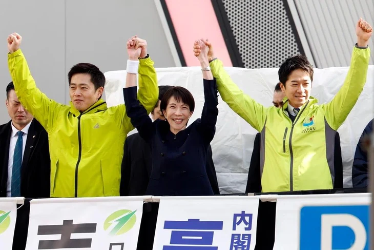 Bà Takaichi được người ủng hộ bắt tay mạnh đến mức bị sưng, phải hủy lịch lên TV