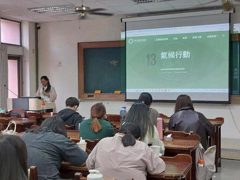 南華大學辦理山茶文化體驗，邀請「嘉木居」店長林菀亭進行專題演講，介紹臺灣山茶的歷史脈絡、現況與發展。