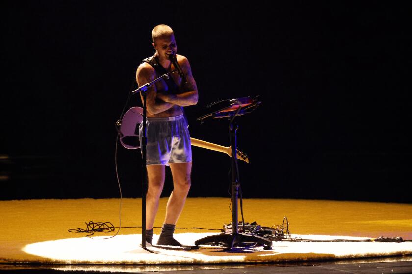 Justin Bieber se presenta en boxers en un set minimalista de los Grammy