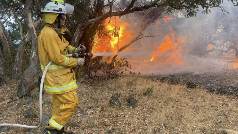 Properties under threat as uncontrolled Deep Creek bushfire burns south ...