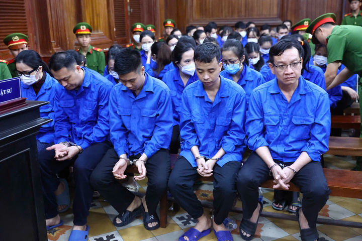 Tuyên án 100 bị cáo làm giả gần 220.000 phiếu thử nghiệm kẹo Kera, sữa Hiup