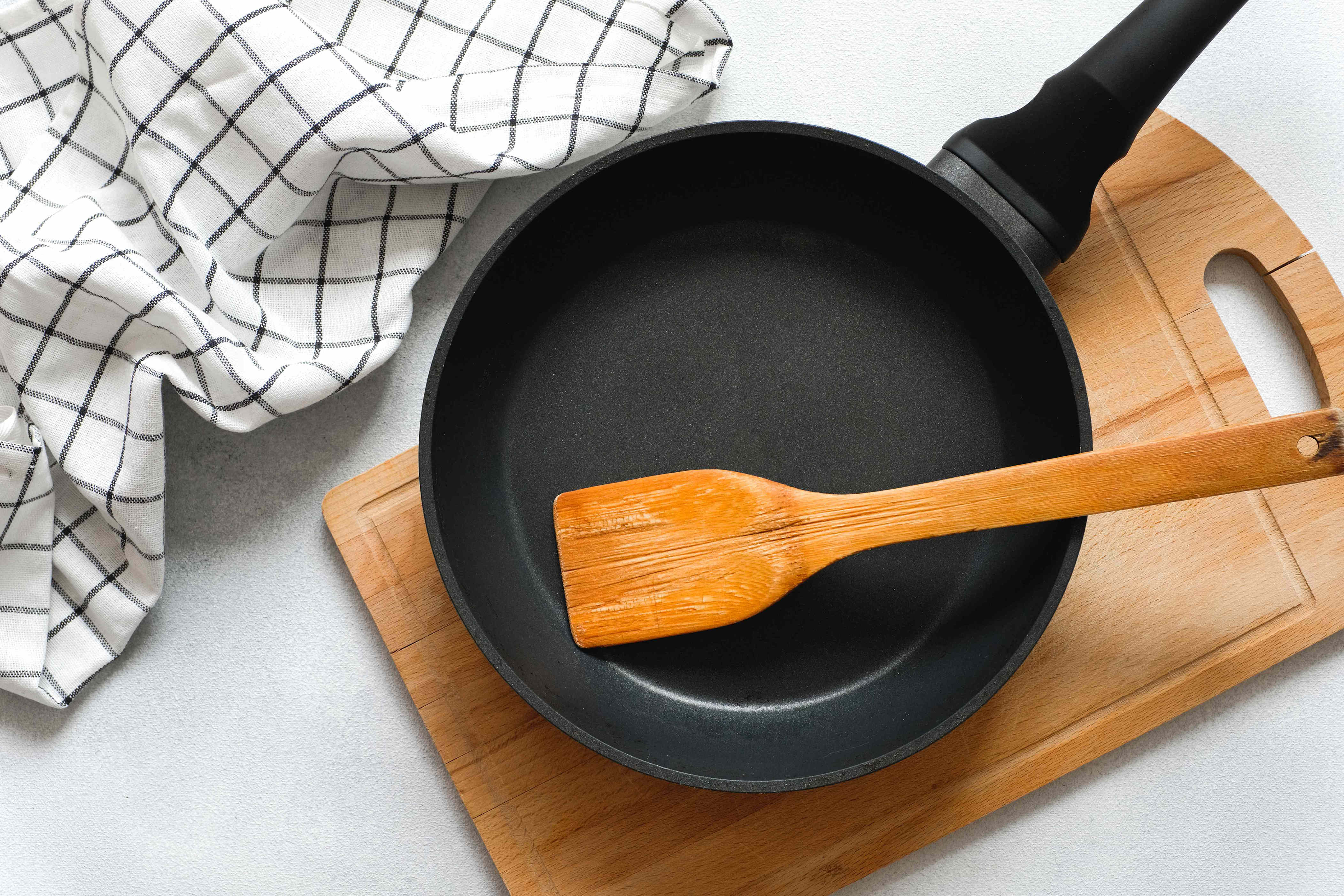 These are the only products you need to clean cast iron—straight from 2 ...