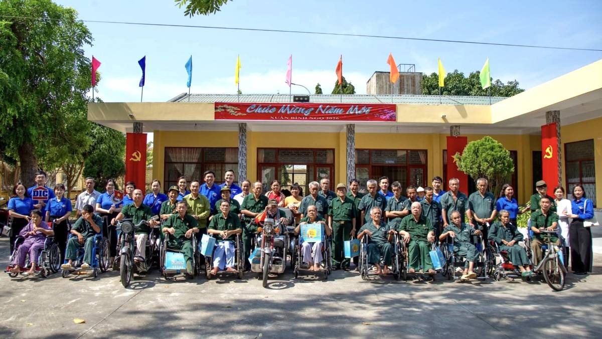 Trao quà Tết, thăm động viên thương binh, người có công ở Long Hải