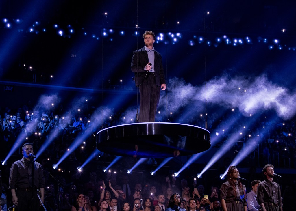 Alex Warren addresses technical issues during Grammys performance