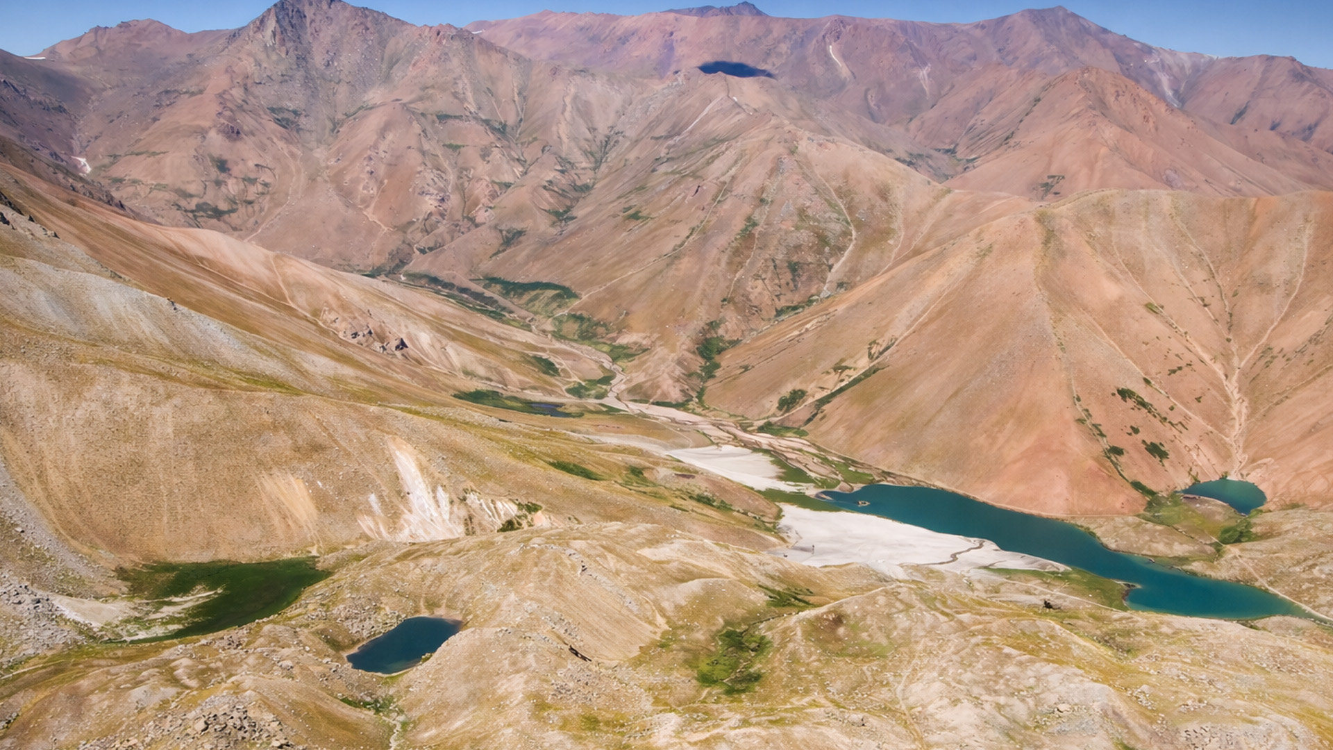 Lagos ocultos entre montañas áridas