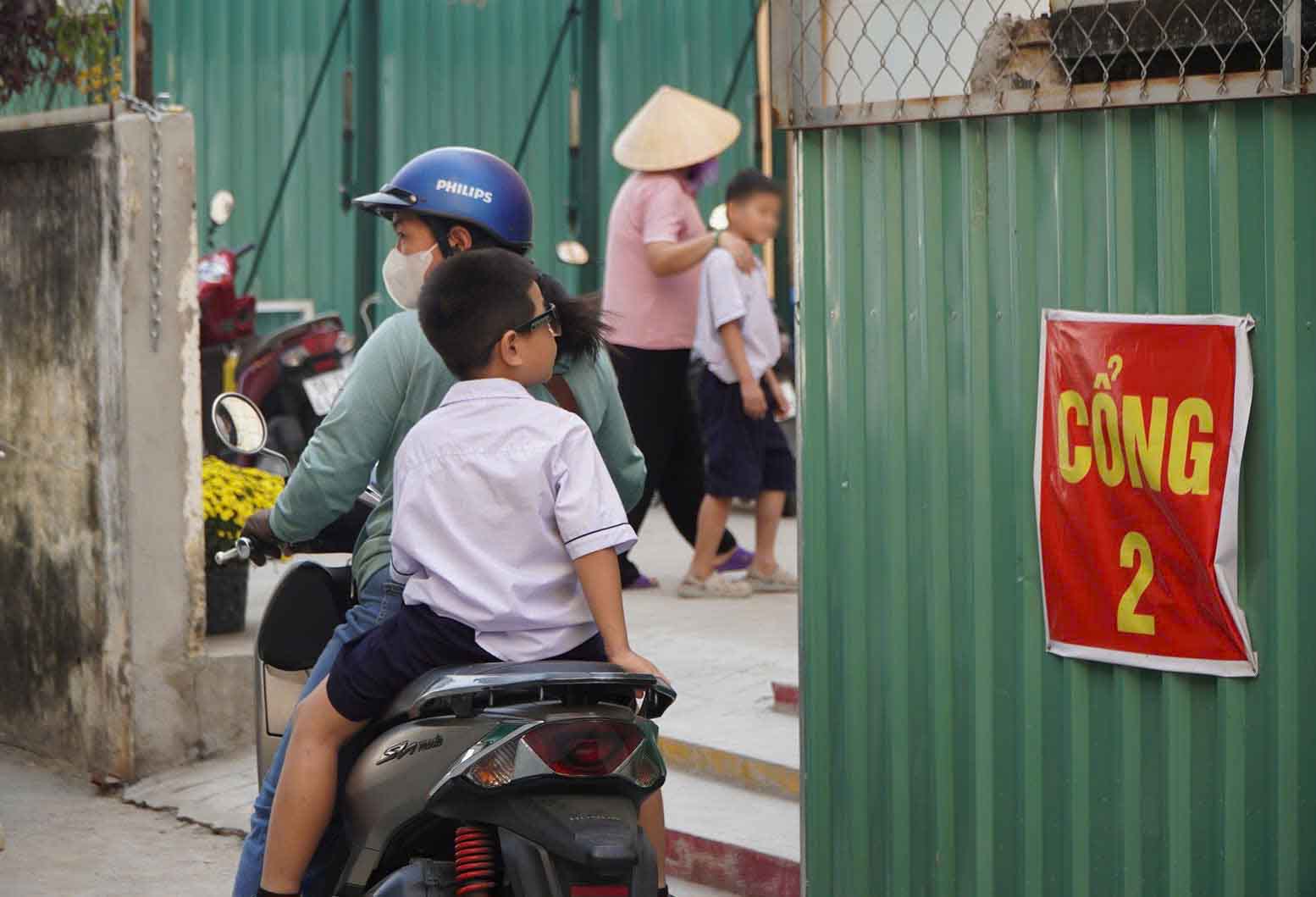 Sau vụ thịt hết hạn vào trường học, phụ huynh dè dặt với bữa ăn bán trú