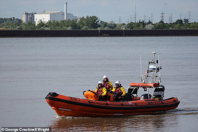 Little girl, nine, was playing on jetty when she slipped into Thames ...