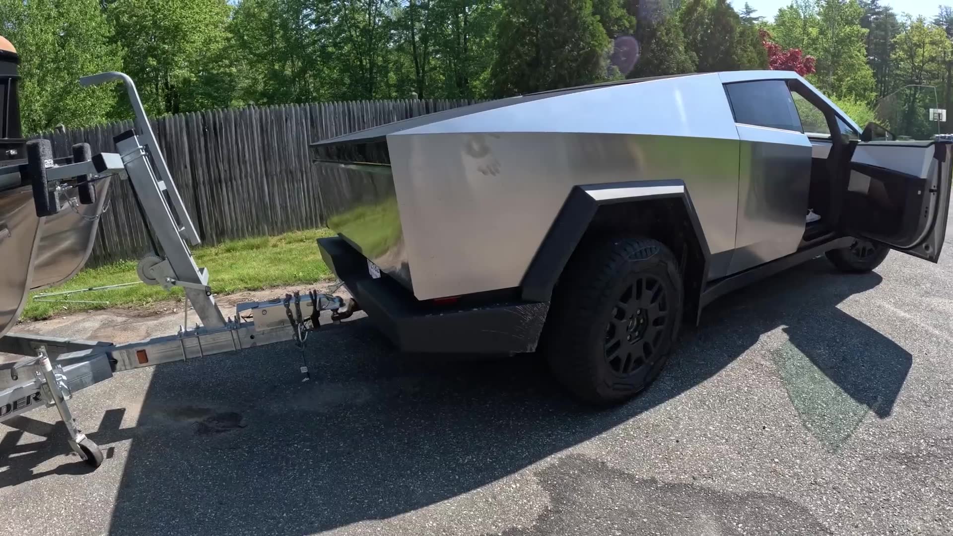 Tesla Cybertruck can tow 11,000 pounds but has one major problem