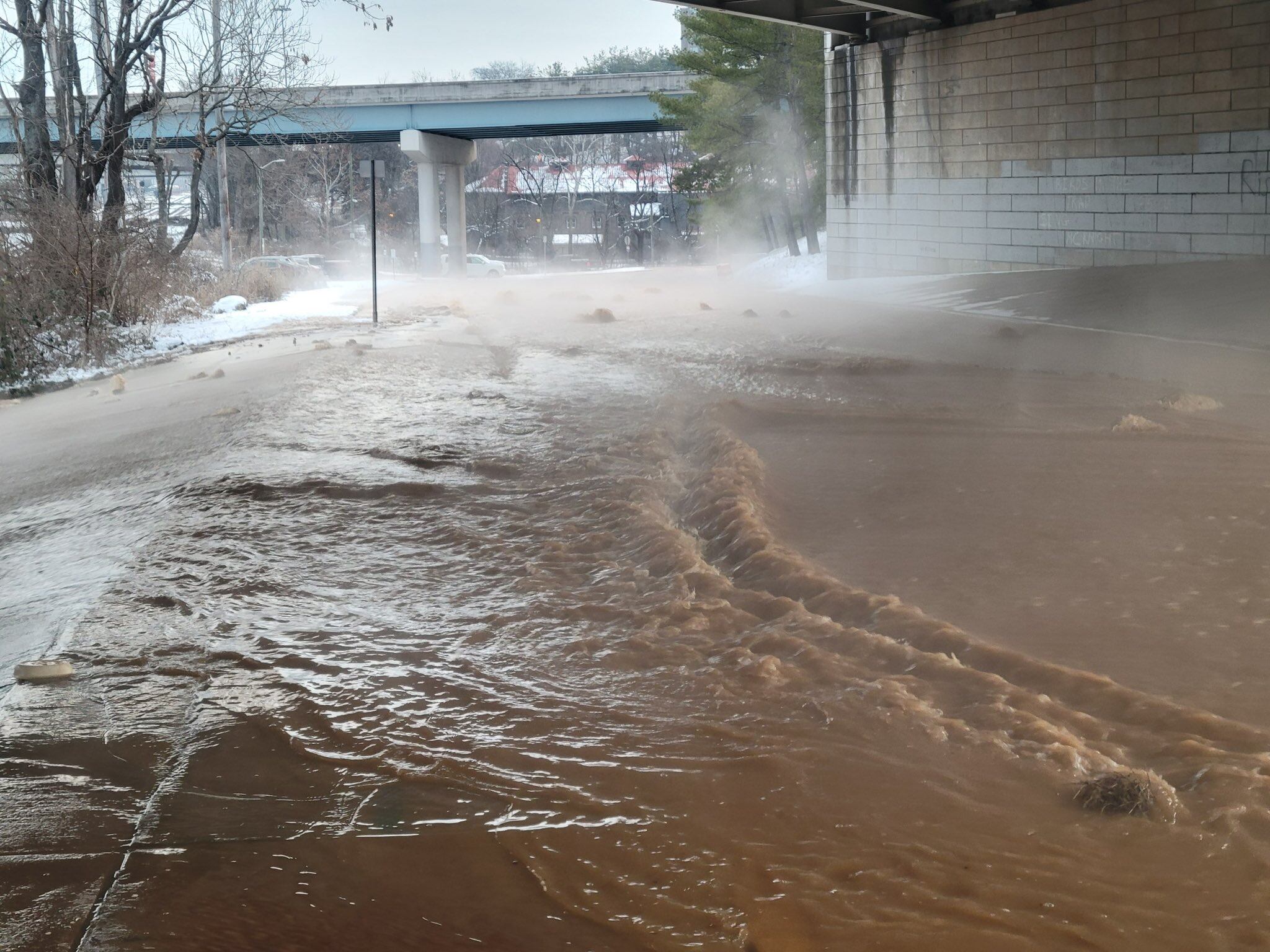 Knoxville police: Water main break causes flooding in Fort Sanders