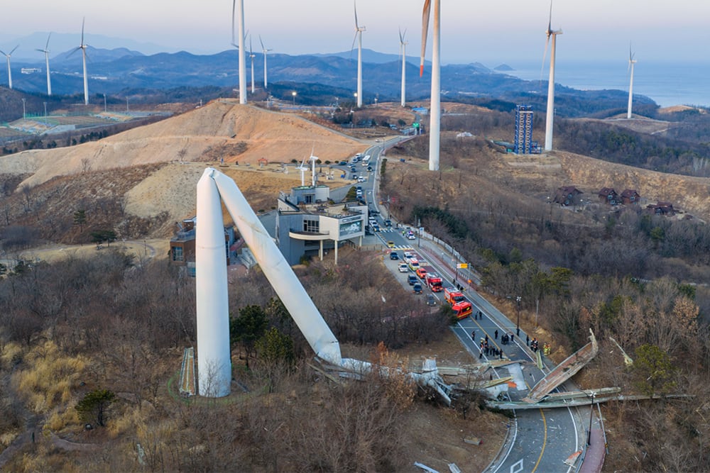Wind turbine collapses in 12 m/s winds after 20 years of operation