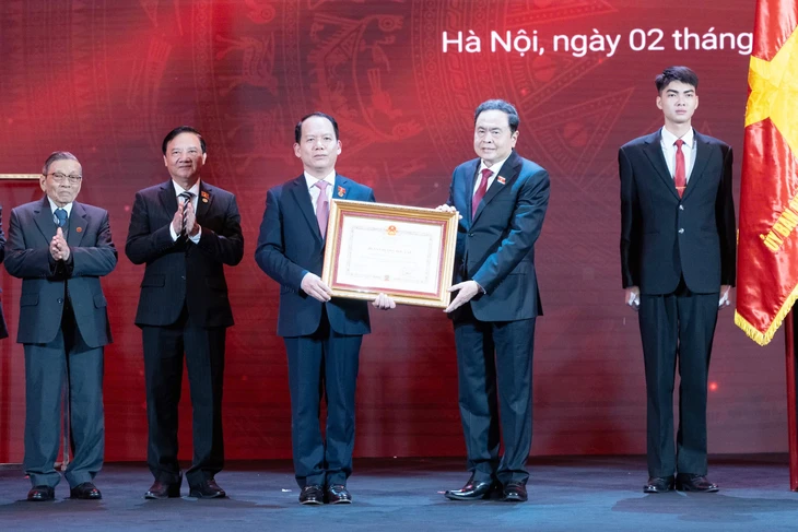 Chủ tịch Quốc hội Trần Thanh Mẫn trao Huân chương Độc lập tặng Ủy ban Pháp luật và Tư pháp