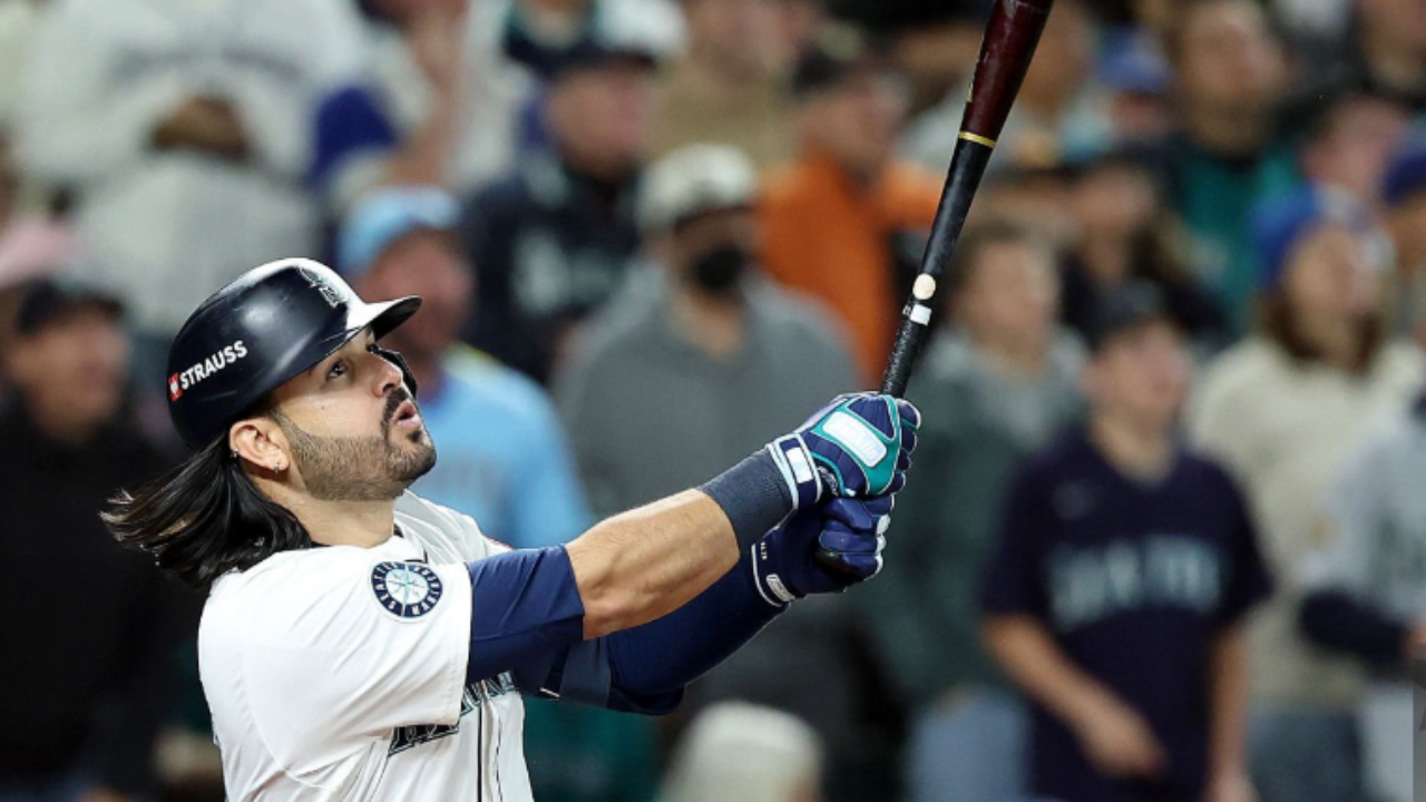 Image for Reds reunite with slugger Eugenio Suárez in one-year contract with 2027 option