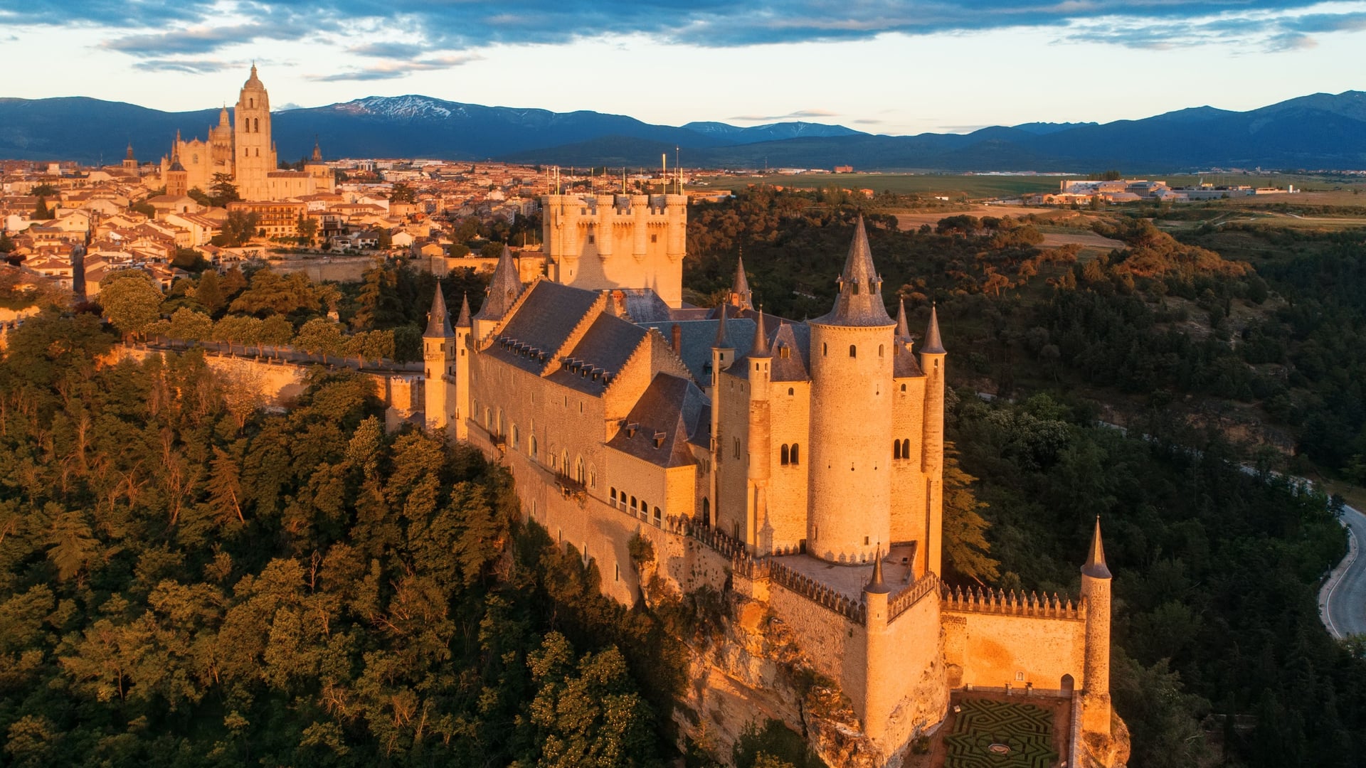 In Spain, this fairy-tale castle built in the 13th century is a true ...