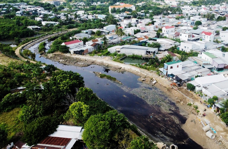 Khánh Hòa xử lý nước rỉ từ rác bãi Rù Rì bằng đập tràn, hồ sinh học