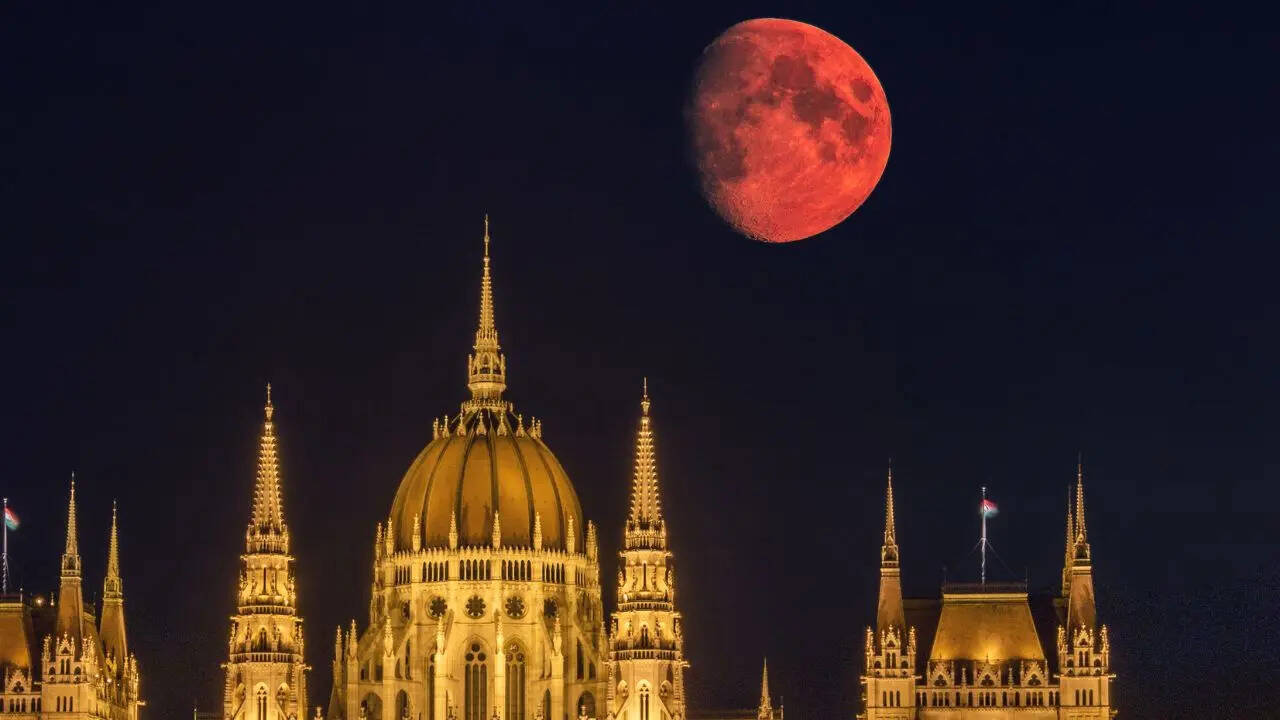 Lunar eclipse 2026 timing in India: Blood moon to turn sky red on this ...