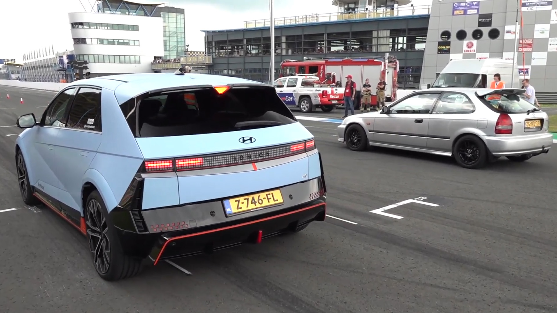 Hyundai Ioniq desafia Audi R8 em comparação de desempenho