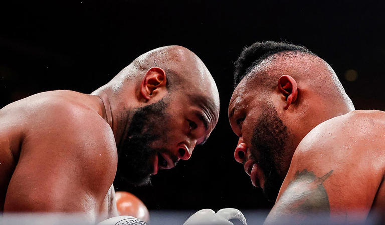 Hair today, gone tomorrow: Boxer's wig slip during live fight has fans ...